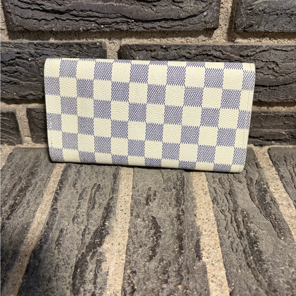 LV Wallet - Picture 2 of 4